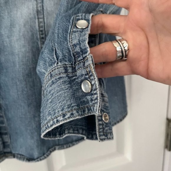 Bass Womens Denim Shirt w/Pearl snaps sz M - Picture 4 of 5